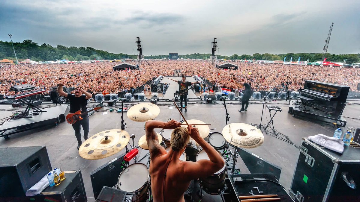 Nienke7's tweet photo. PINKPOOOOPPPP! @kensingtonband WAT EEN GRUWELIJK FEEST! 🔥🔥🔥 #zoekdevlag! https://t.co/mUqXD8KMU9