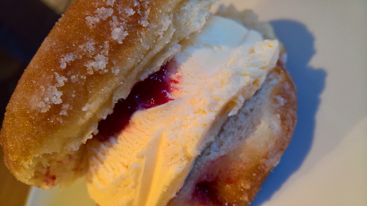 AndyHeCooks's tweet photo. Amazing mixed berry @pippindoughnuts made even better with ice cream #froughnuts #fronuts https://t.co/j3RJFfZLCC