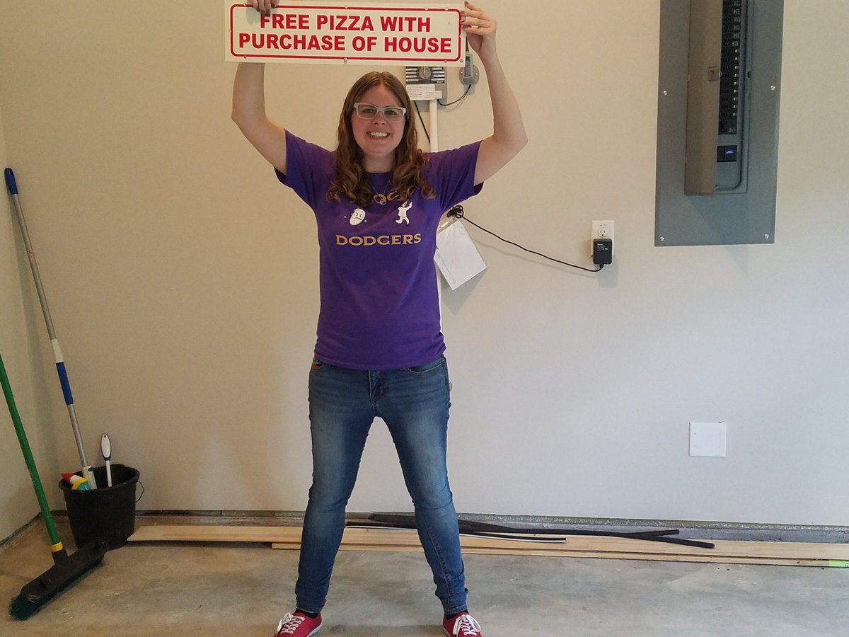 thekaceykasem's tweet photo. Fun day in my @ClockDodgers shirt. Sorry I pose like a weirdo. ☺ https://t.co/IKTFUqBeDe