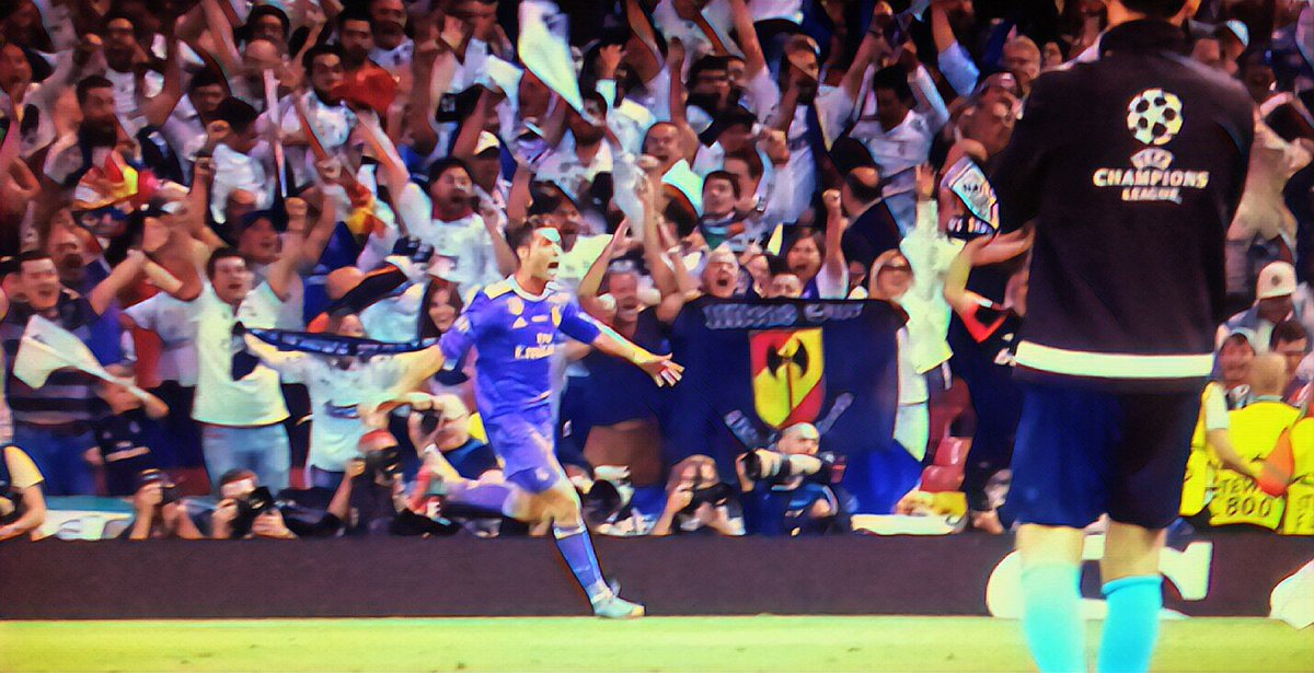 Madriz80sFan's tweet photo. Qué grande eres @irreduc7ible1 #NingunaAdversidadNosSeparaDelReal #Ultrassur #HalaMadrid https://t.co/bbdTdR56cn