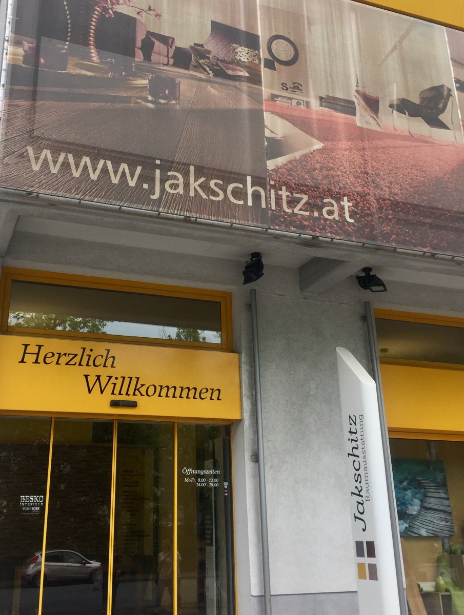 Trying to find our way around Innsbruck in Austria I realized I knew- 😂