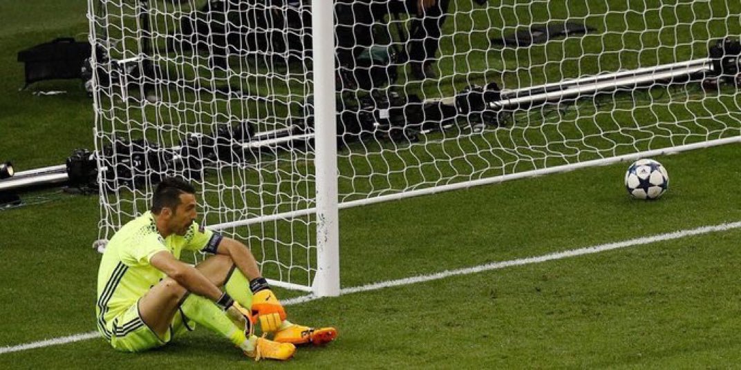 FootballFunnys's tweet photo. Heartbreaking for this legend. 💔 https://t.co/q20ezws4OC