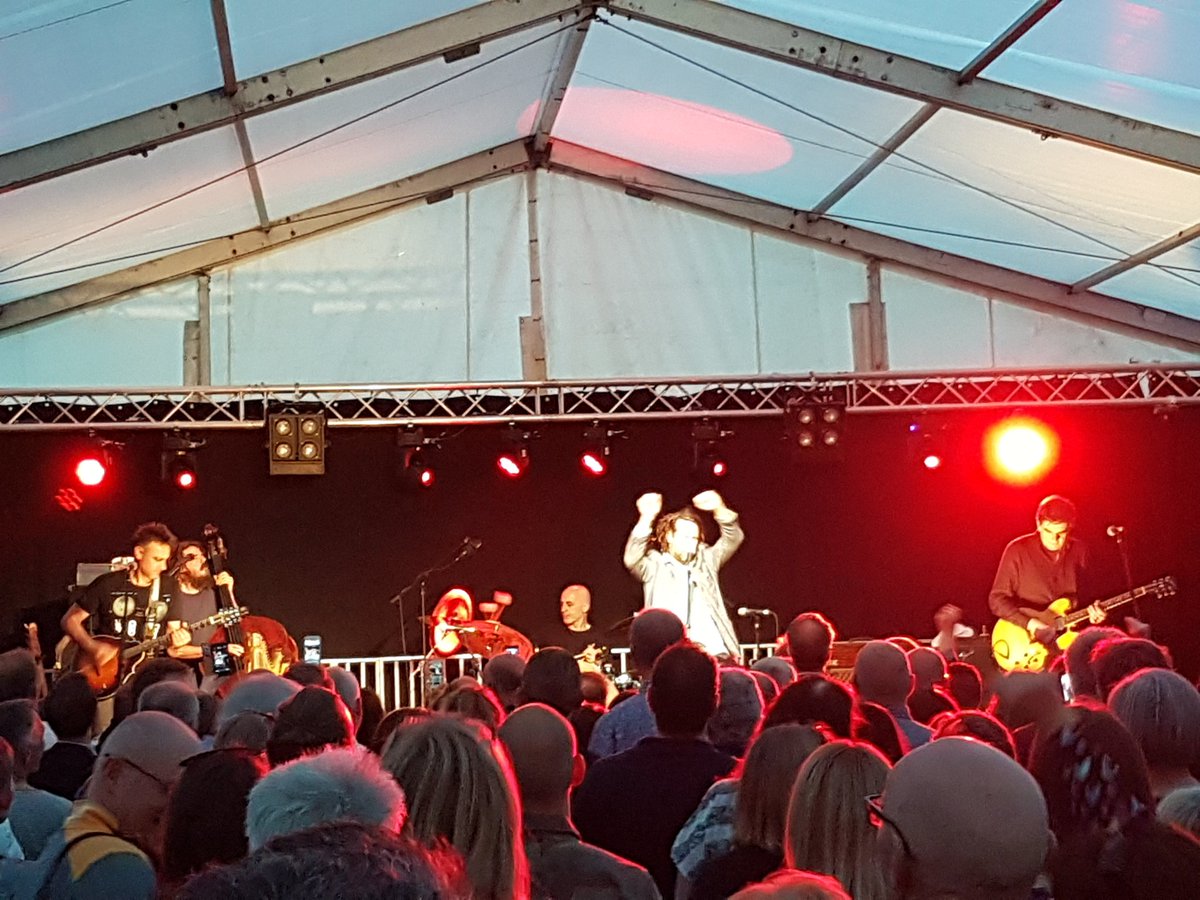 PaulMcIntyre14's tweet photo. A fáilte Holywood mór do Hothouse Flowers. @hothouseflowers @HolywoodHarmony #HHF17 https://t.co/JpJRecns6u