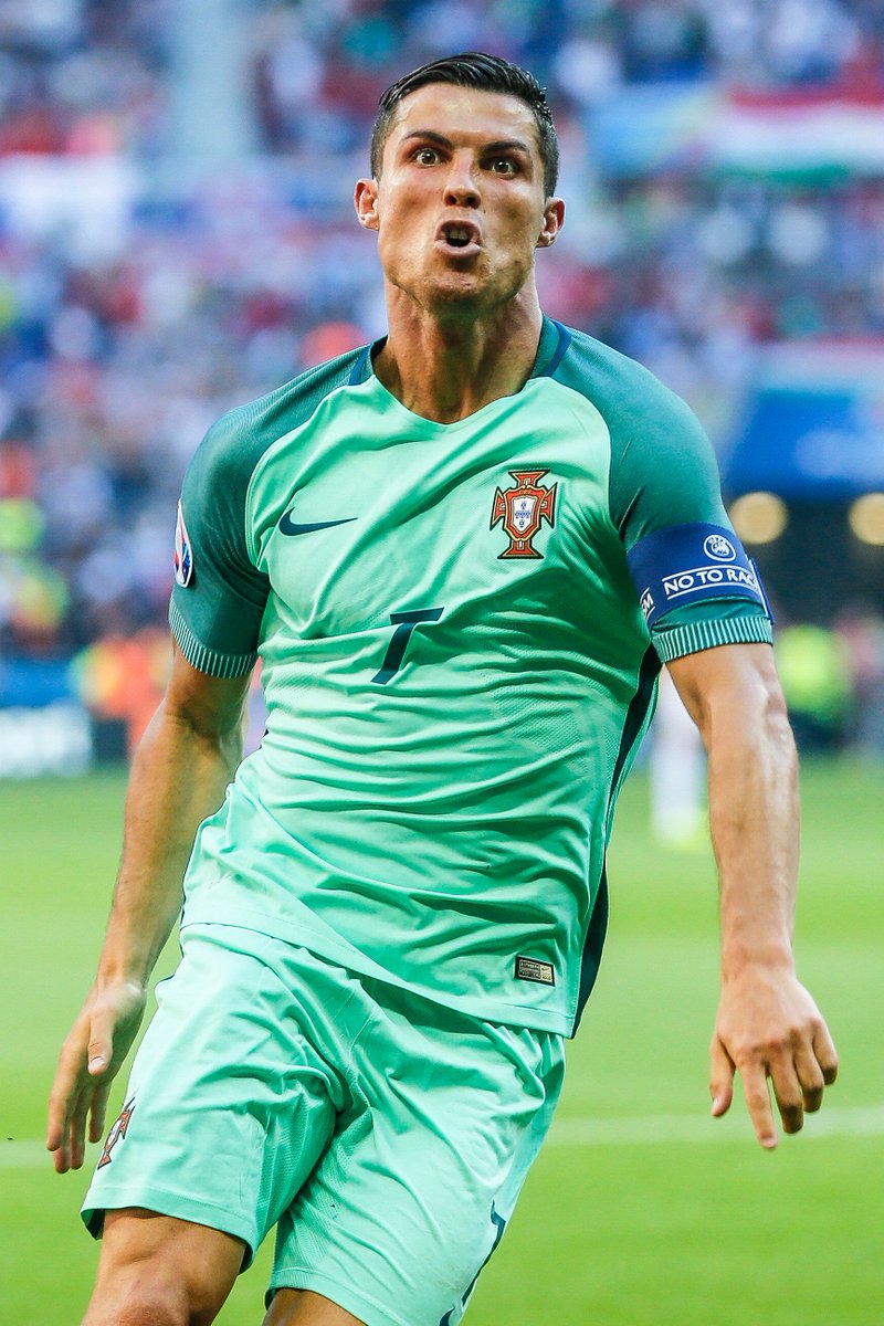 selecaoportugal's tweet photo. .@Cristiano : 600 golos, melhor marcador @ChampionsLeague, 1º jogador a marcar em 3 finais da #UCL.A 4ª #UCL.12 meses, 3x campeão europeu. https://t.co/ZMBqMKVqmP