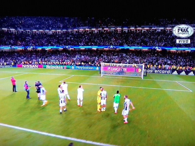 Aviley7's tweet photo. Agradeciendo a la afición grande eres @juventusfc #ChampionsxFOX https://t.co/WpHke4UyO6