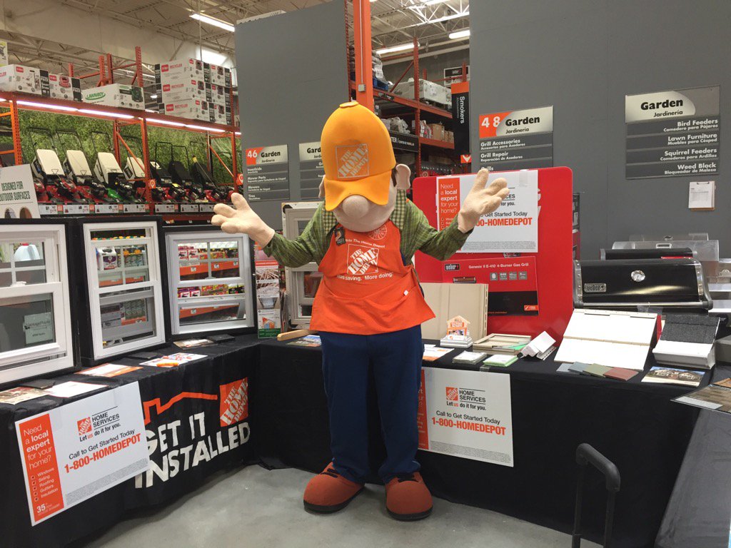 Holding Down The HDE booth for Harrison!