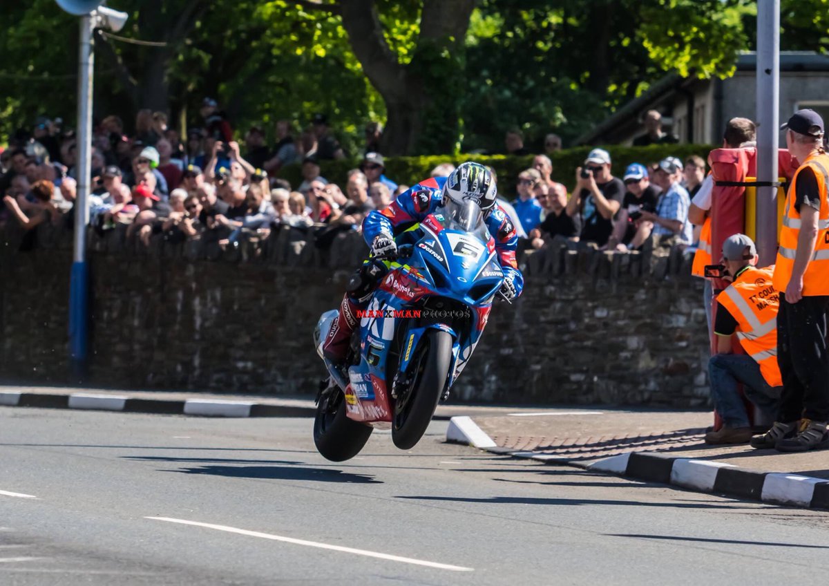 TT 2017 : Michael Dunlop sur la nouvelle Suzuki GSX-R1000 ! DBbJwGDXUAEYI8e