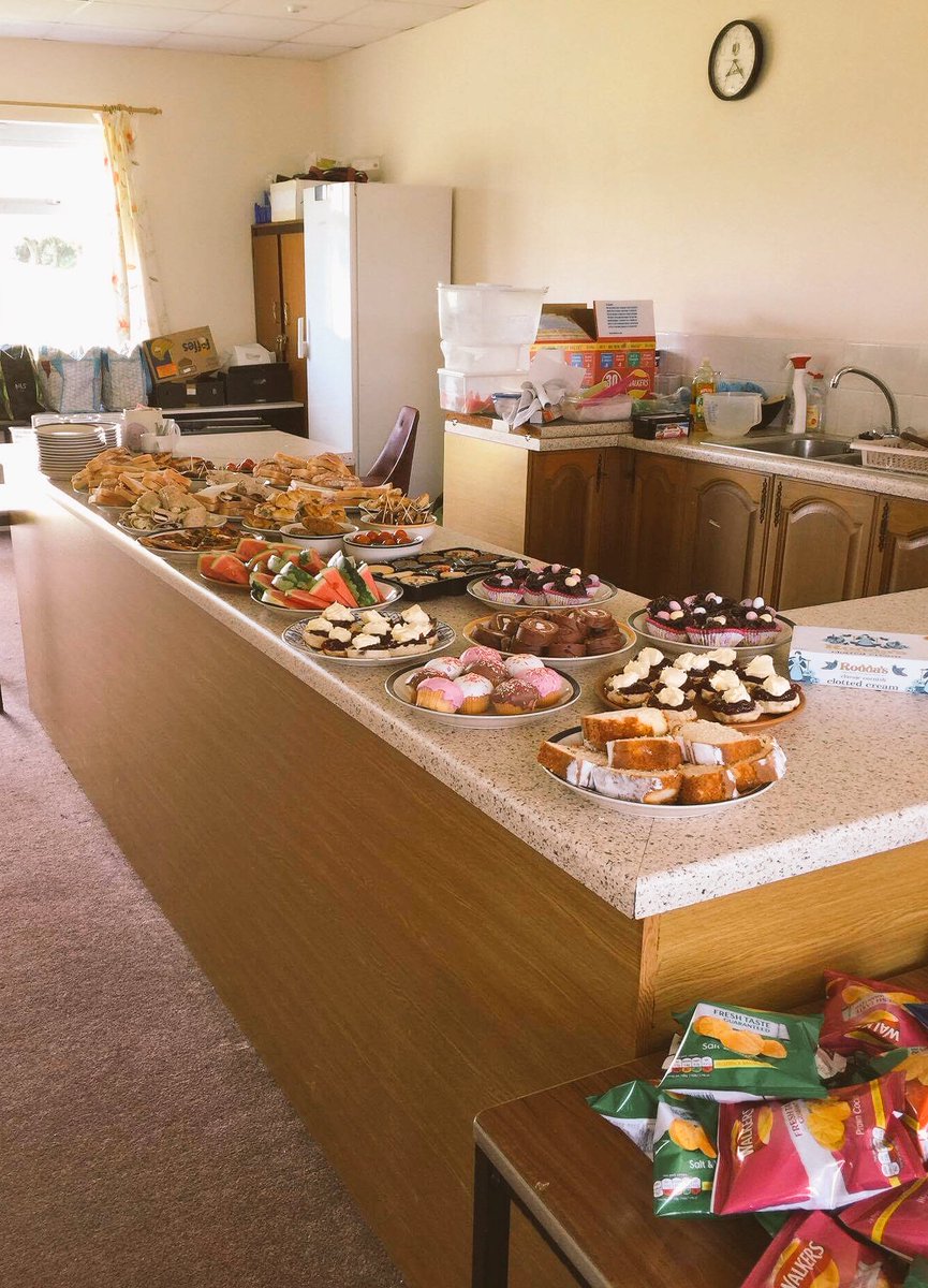 ianleeharvey's tweet image. @Roddas_Cream @CornwallCricket top @Roche_CC 3rd team tea helped take the edge off a defeat - Thanks @swallowsbarn3 #RoddasAfternoonTeaCup