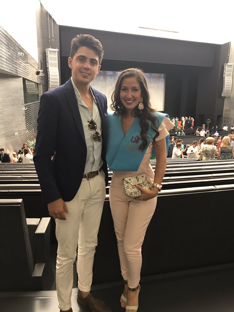 ismaelcarmona89's tweet photo. Ayer se graduó la tía está... esto puede ser un antes y un después en tu vida. ENHORABUENA MAESTRA. 👩🏽‍🎓👩🏽‍🏫 #laseñomaría https://t.co/0n1pwUTy2h