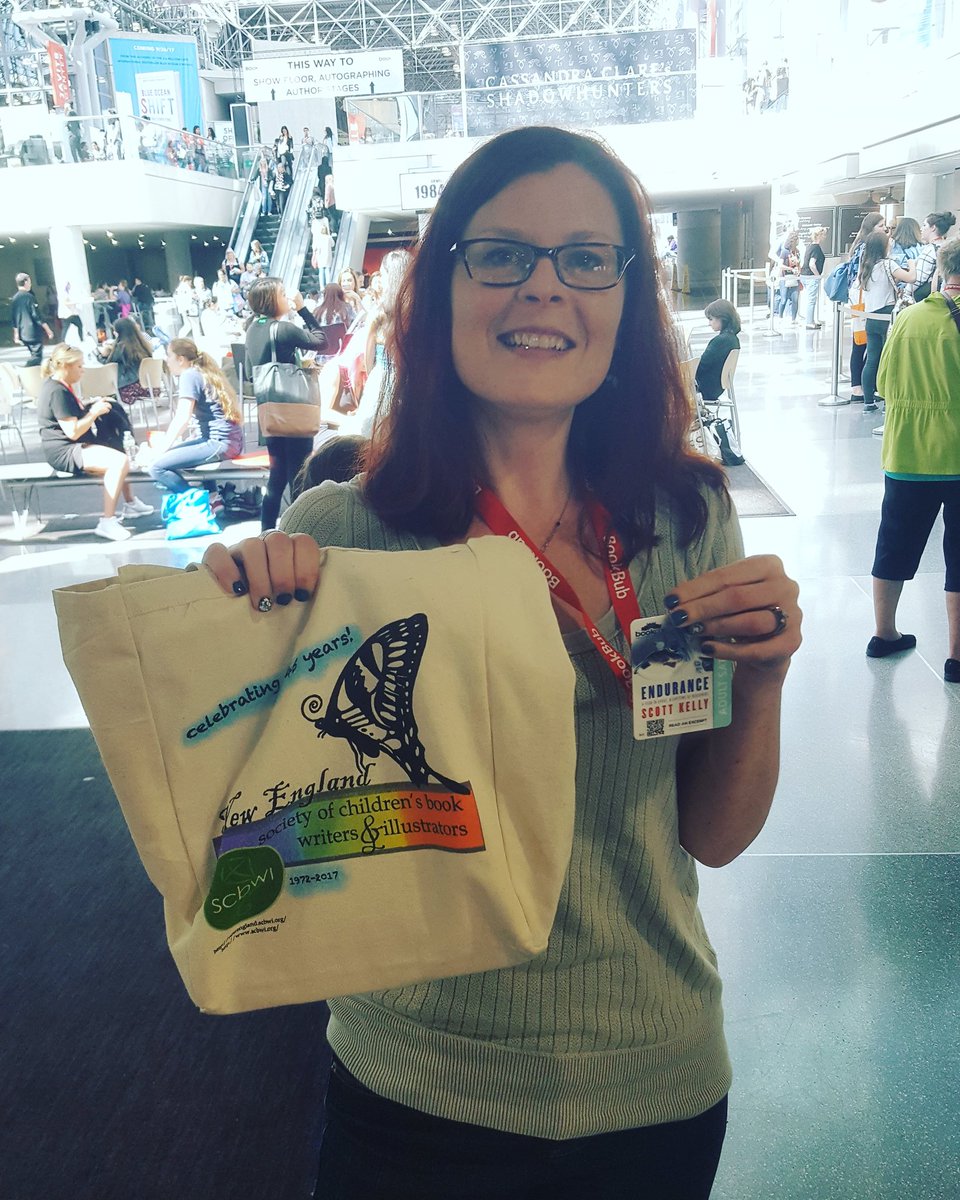 JBaylissWrites's tweet photo. Proudly displaying my #nescbwi17 bag at @thebookcon. #BookCon2017 #amwriting #AuthorLife https://t.co/Oux68zT9YZ