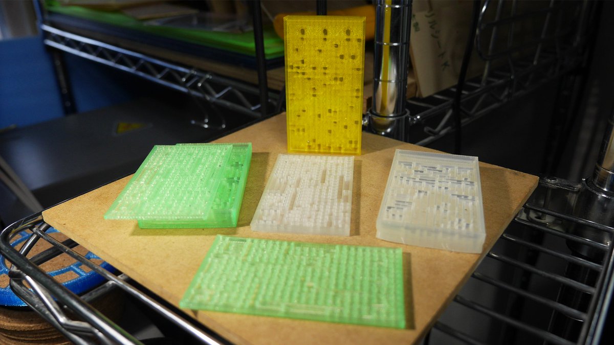 mugenrenpou's tweet photo. 3Dプリンタ(#trinus3d)で、ダンジョン(二層式迷路)を形成したです。出発点(上の方)を遺跡や神殿の入口的な印象に近づけて、到着点(左下)に宝箱的な要素を追加しようと思います。二層からなる迷路を、一体で出力したいと考えたのですが、穴や内部の通路が残留物で塞がれてしまえば、 https://t.co/0RvS86YFNc