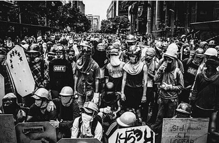 Altamira_RAG14's tweet photo. Dos fotos, dos realidades. 
.- Ucrania con hombres adultos al frente de la Resistencia.
.- Venezuela con la juventud libertaria al frente. https://t.co/cNKXE2kx3s
