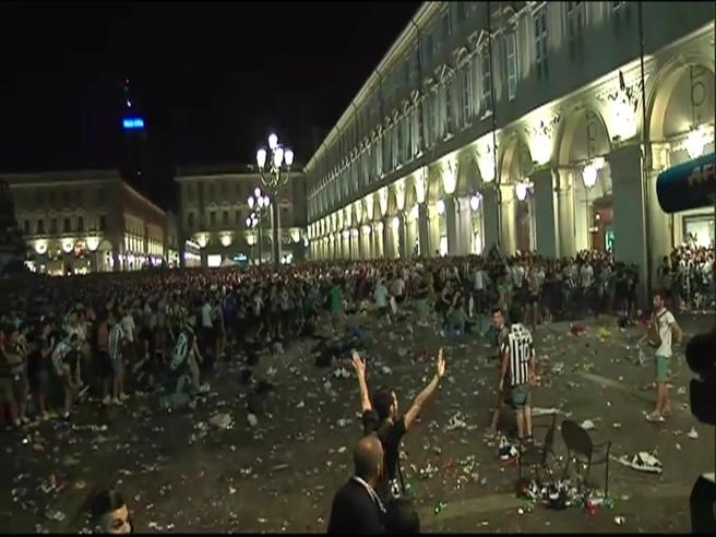 Corriere's tweet photo. Juventus-Real, panico improvviso: piazza San Carlo si svuota in un attimo https://t.co/FXCYpRDsPn https://t.co/rHP3NFuwyL