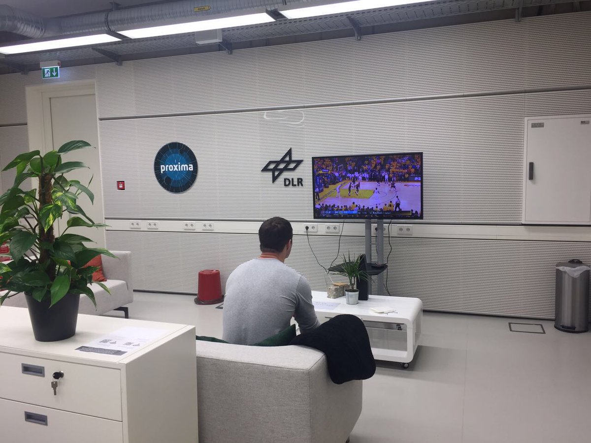 Thom_astro's tweet image. J'ai aussi commencé à rattraper mon retard: basket...
… et fromage!!! Merci aux gens de l'@ESA qui m'ont préparé ces quelques surprises