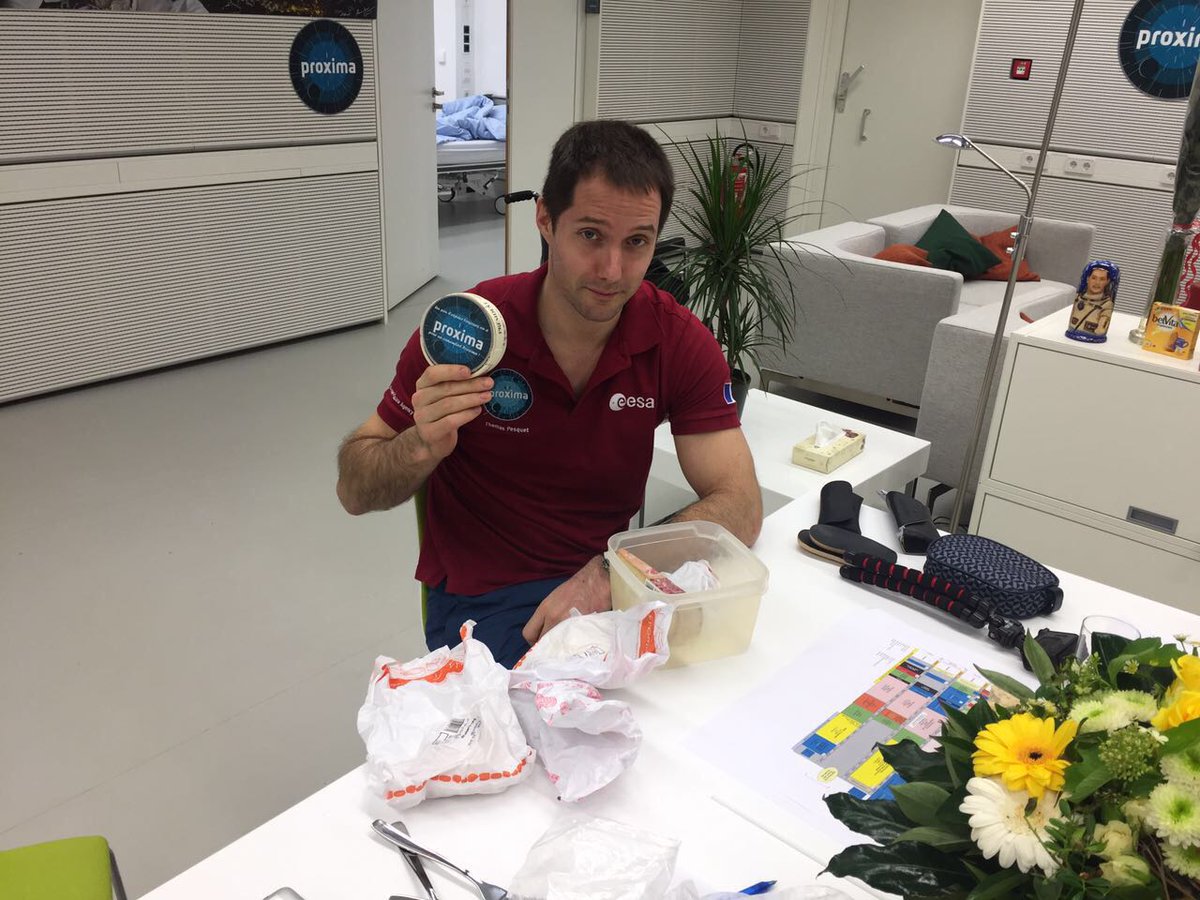 Thom_astro's tweet image. J'ai aussi commencé à rattraper mon retard: basket...
… et fromage!!! Merci aux gens de l'@ESA qui m'ont préparé ces quelques surprises