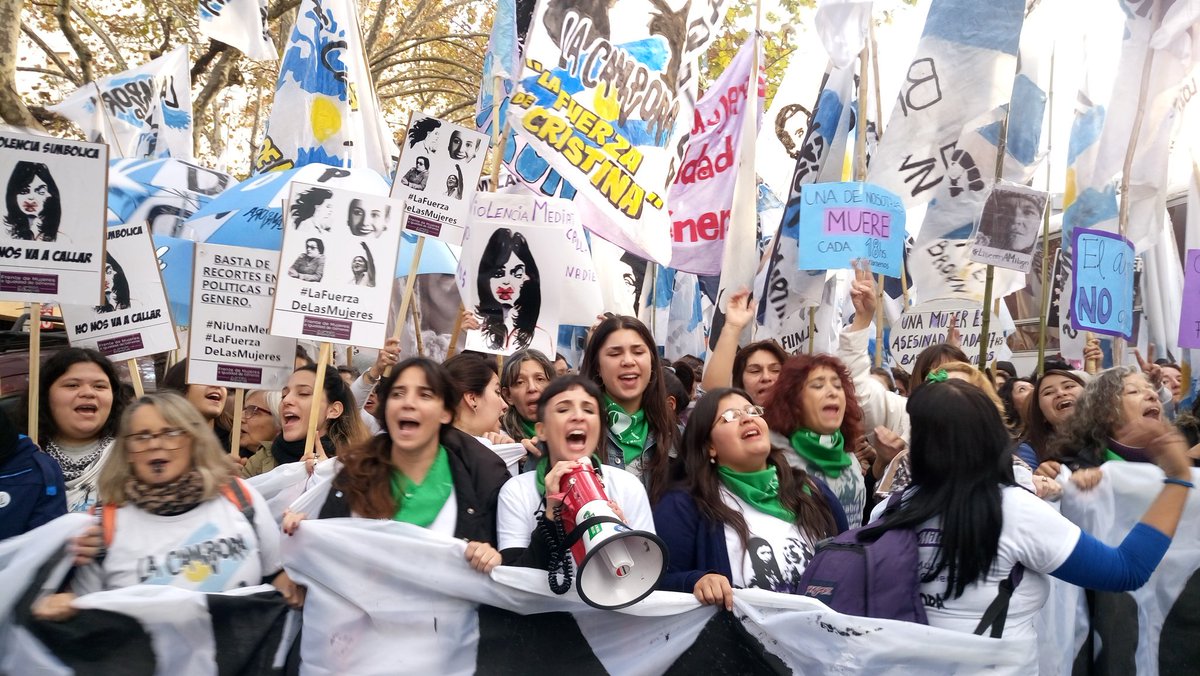la_campora's tweet photo. [AHORA] #NiUnaMenos Movilizamos de Congreso a Plaza de Mayo #LaFuerzaDeLasMujeres https://t.co/Tsda82Z06d