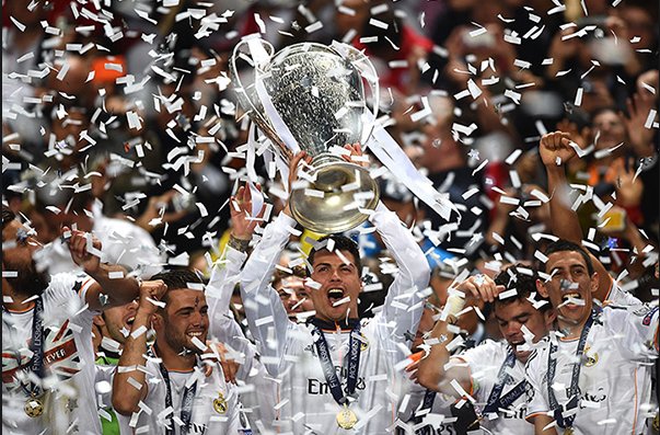lucarallo's tweet photo. Ronaldo alza la seconda coppa consecutiva del @realmadrid #UCLfinal #attackenaccio https://t.co/IXKz7sAg3u