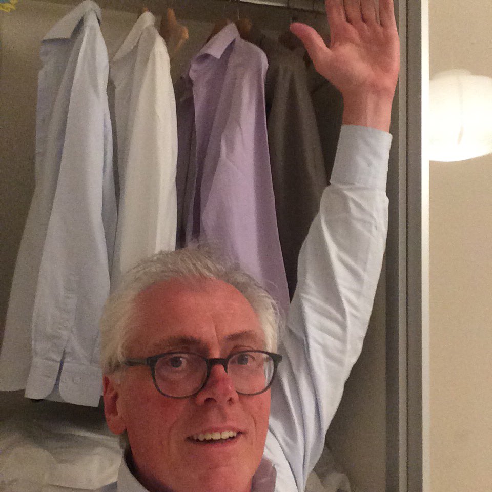 Only in Italy have I experienced wardrobes where I can only just reach the rail. All those tall Italians!