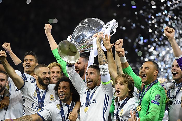 The moment the <a href="/realmadrid/">Real Madrid C.F.</a> captain lifted the trophy! #UCLfinal