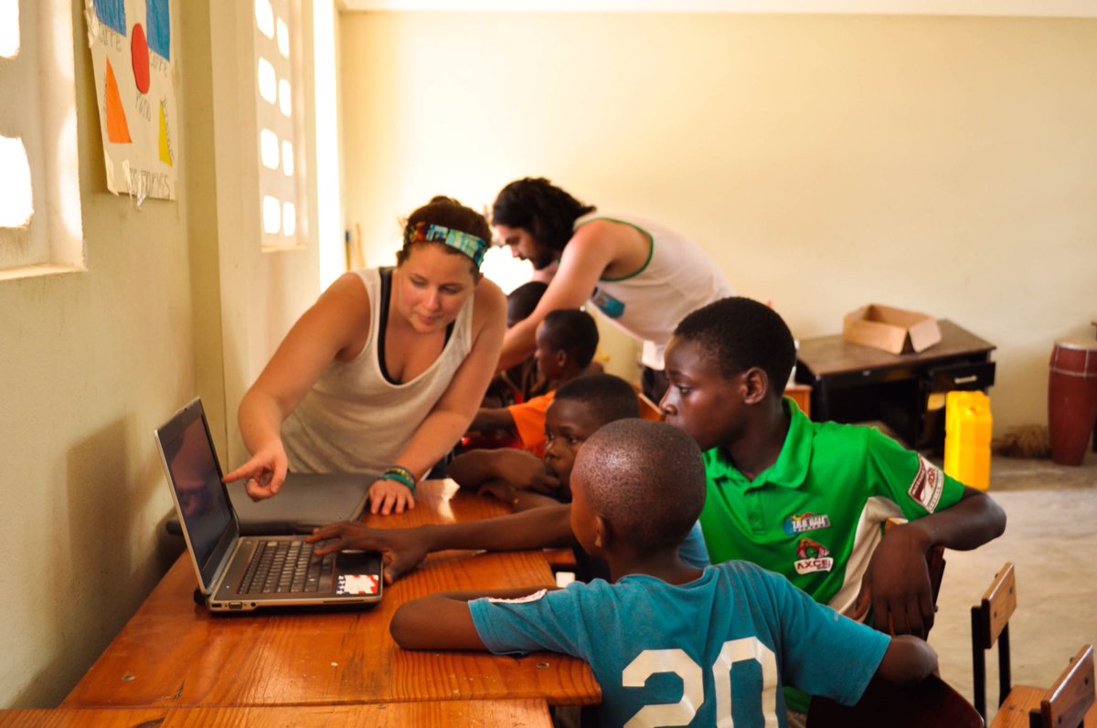 Our_WorldSchool's tweet photo. A look back on the computer classes at Maison Fortuné. The students barely wanted to look up they were so engaged! #learning #edtech https://t.co/FsuvIBC5aB