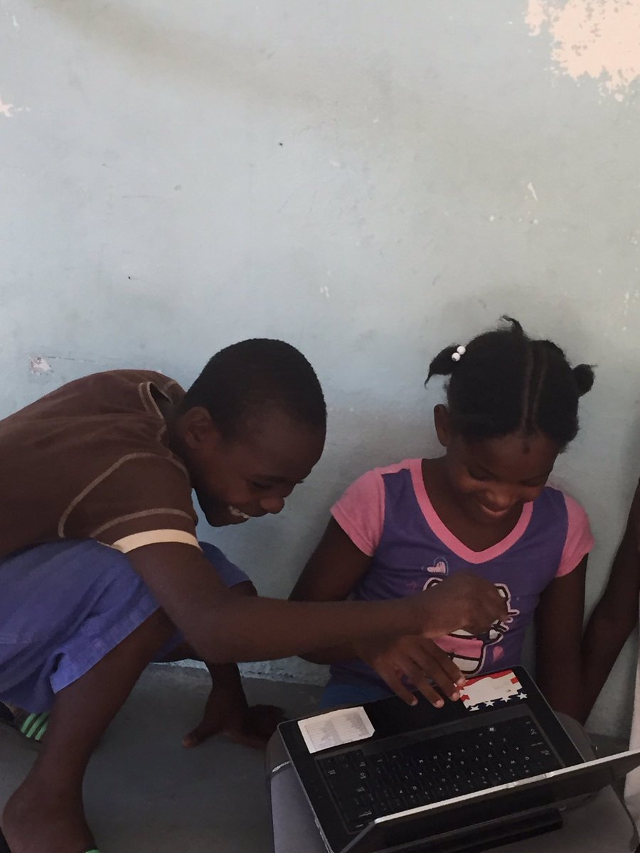 Our_WorldSchool's tweet photo. A look back on the computer classes at Maison Fortuné. The students barely wanted to look up they were so engaged! #learning #edtech https://t.co/FsuvIBC5aB
