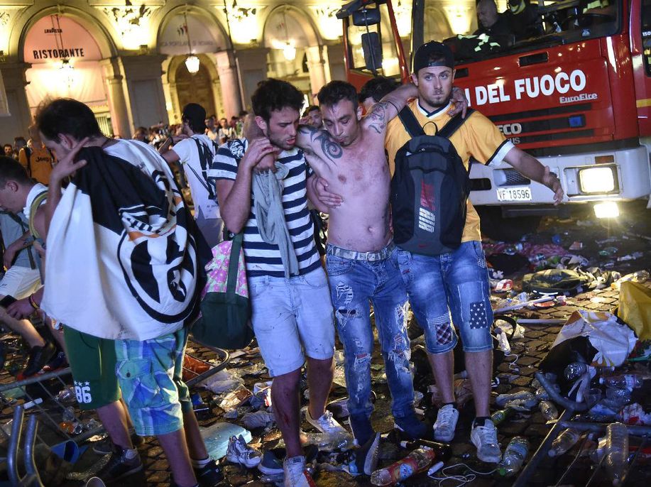 detikcom's tweet photo. Usai Final Liga Champions, Insiden Ledakan Terjadi di Turin https://t.co/A3GFuc3cvj via @detiksport https://t.co/vcPNLmAa9n