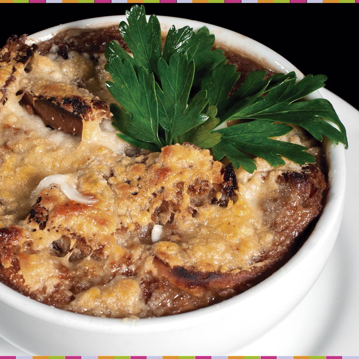 ¿Te gusta la sopa tanto como a nosotros? Disfruta de nuestra #SopadeCebollaRucula colmada de queso gratinado con un sabor imperdible...