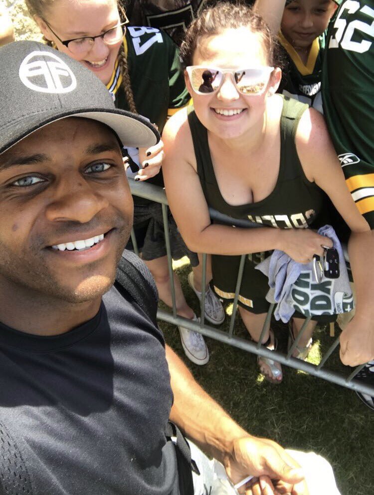 andrealamb95's tweet photo. @rcobb18 thank you for the selfie at the Jordy game!! You are awesome!! 😁 #JordyGame https://t.co/74vXEcAVFU