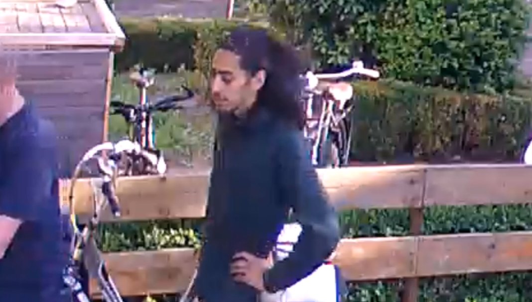 Wie (her)kent deze #oplichter die een verkoper van dure laptop oplicht met nep bankieren app??? #burgernet geenstijl.nl/mt/archieven/2…