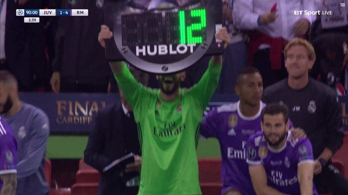 carrusel's tweet photo. Casilla le quitó al cuarto árbitro la tablilla y puso el número 12

#Duodécima https://t.co/ZmtIjDCjKO