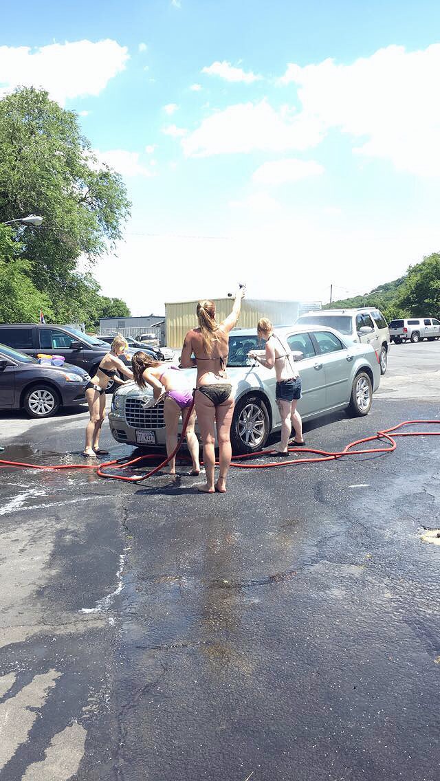 BellaRoseMod's tweet photo. Because #butts #butts #buttsssbuuutsss #carwash #promotionalmodel #funinthesun #hottaf #coolcars 🚗☀️💦🌈❤️ https://t.co/DpYmLLCw0K