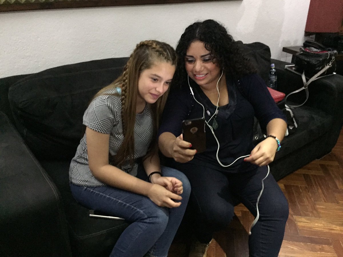 InnatoGT's tweet photo. Estamos ya en cabina. Grabación de #tecnicavocalyensamble @Betsygarciag @andreaamusic @rosse440 https://t.co/hv4UJeuzAI