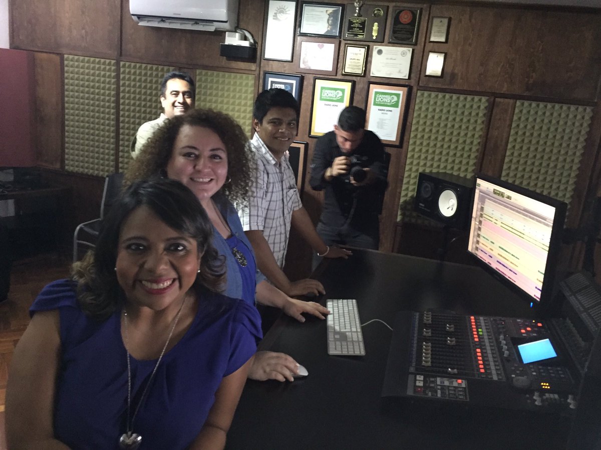 InnatoGT's tweet photo. Estamos ya en cabina. Grabación de #tecnicavocalyensamble @Betsygarciag @andreaamusic @rosse440 https://t.co/hv4UJeuzAI