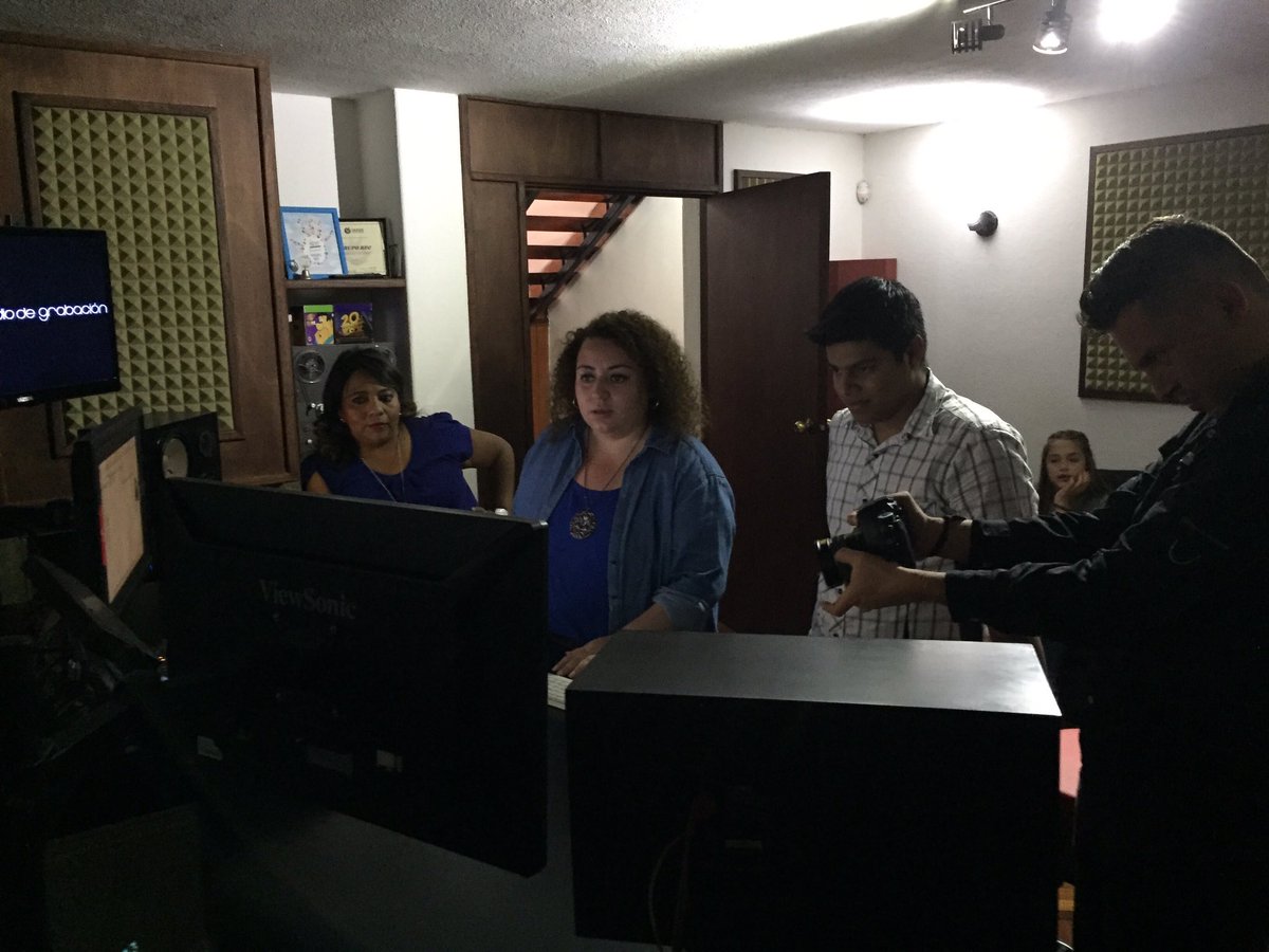 Estamos ya en cabina. Grabación de #tecnicavocalyensamble <a href="/Betsygarciag/">Betsy Garcia</a> <a href="/andreaamusic/">Andrea Aguilar</a> <a href="/rosse440/">Rosse Aguilar</a>
