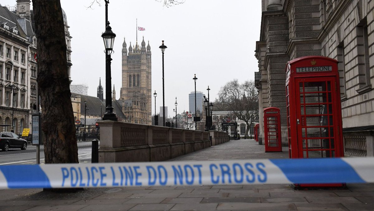 BFMTV's tweet photo. ALERTE INFO - Une camionnette fonce dans la foule à Londres, important dispositif policier
https://t.co/Tar4bxhCmj https://t.co/YMDTtMUdY8