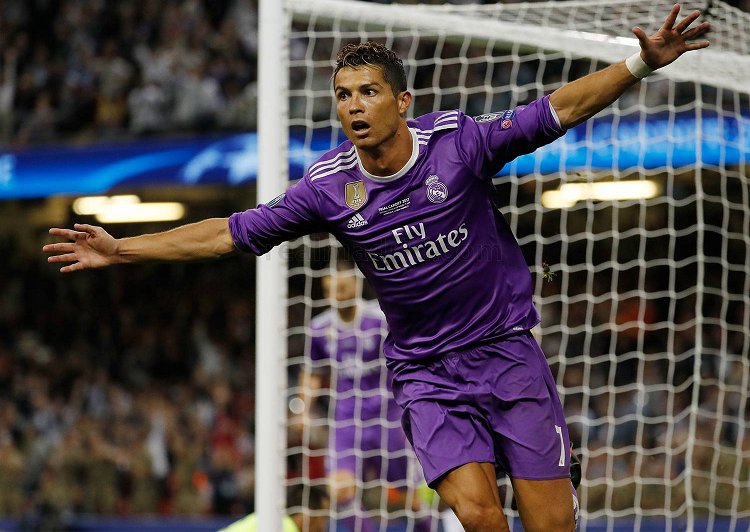 laligaennumeros's tweet image. Máximos goleadores en @ChampionsLeague:
—105: C.Ronaldo
—94: Messi
—71: Raúl
—56: Van Nistelrooy
—51: Benzema
—50: Henry