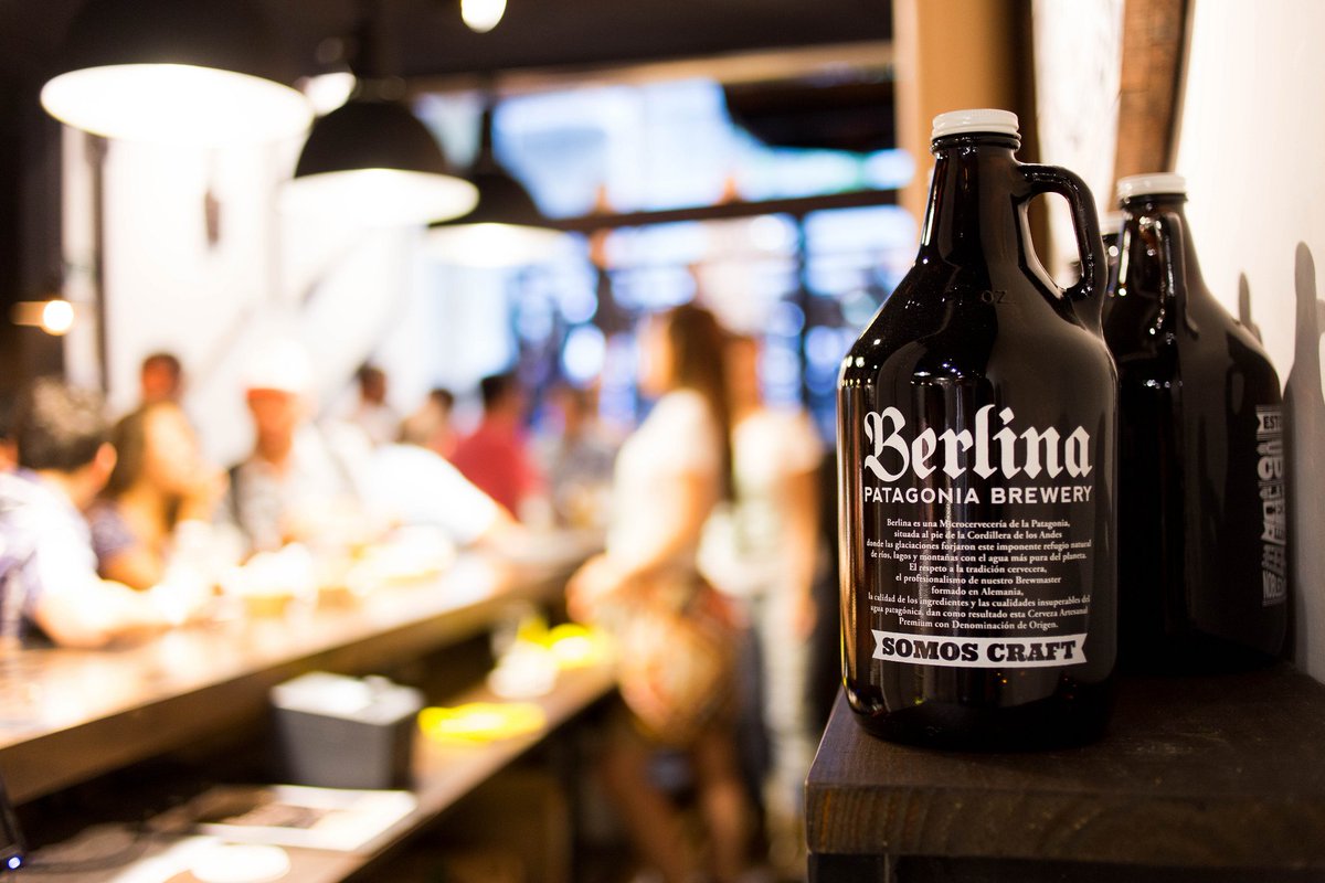 cervezaberlina's tweet photo. Para asado, fiesta o reunión,
sin importar la ocasión,
siempre queda muy canchero,
caer con el botellón.

Recarga en todos los Berlina https://t.co/Bb1mKR92F2