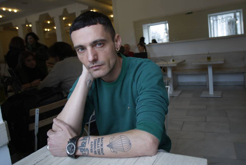 Muere nuestro querido y admirado diseñador <a href="/davidelfin_co/">davidelfin</a> DEP. google.es/amp/elpais.com…