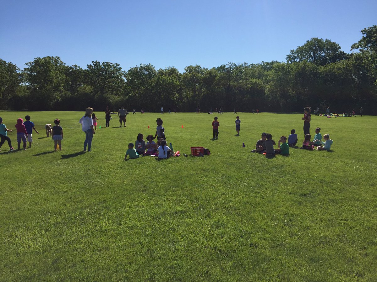 Schroetter5's tweet photo. Field Day Fun!  #thankyouDr.Batz https://t.co/ckPfieCfVZ
