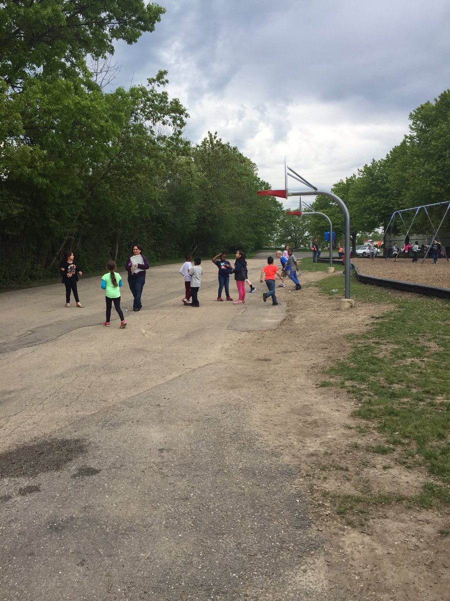 Schroetter5's tweet photo. PBIS picnic and recess fun! https://t.co/lT5S0b7KVX
