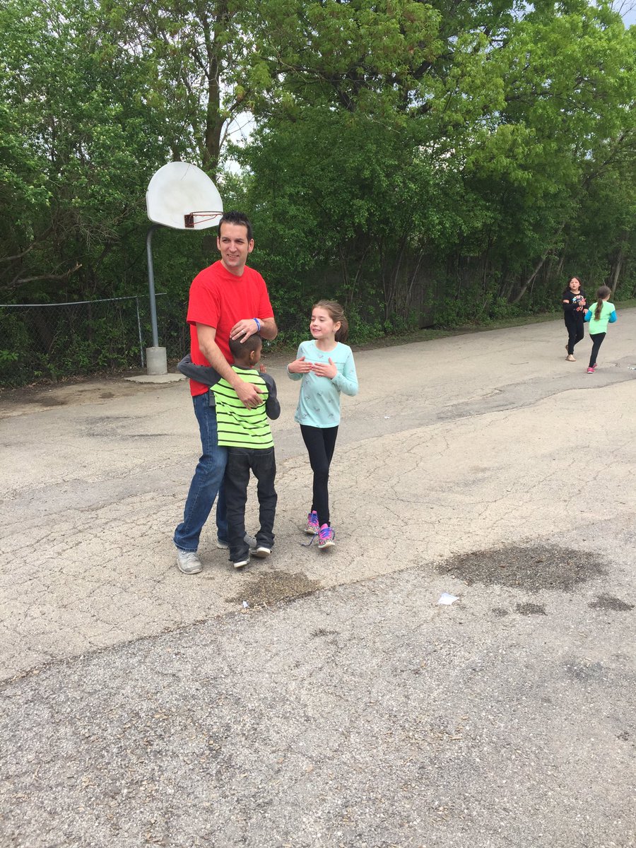 Schroetter5's tweet photo. PBIS picnic and recess fun! https://t.co/lT5S0b7KVX