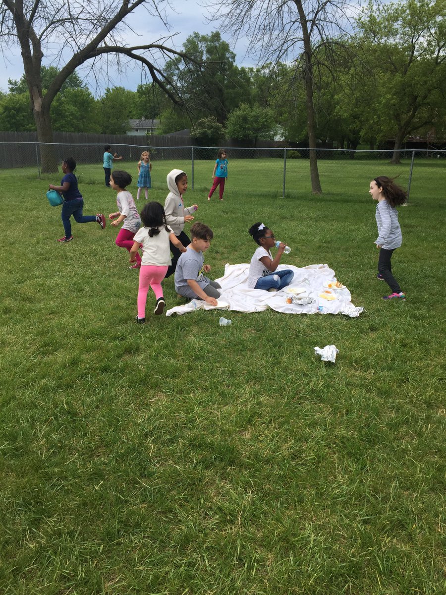 Schroetter5's tweet photo. PBIS picnic and recess fun! https://t.co/lT5S0b7KVX