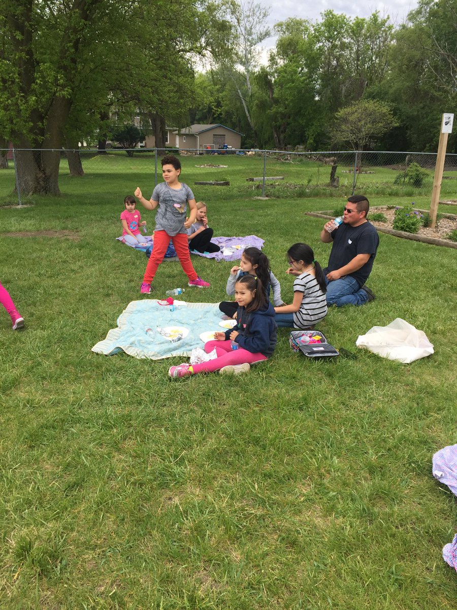 Schroetter5's tweet photo. PBIS picnic and recess fun! https://t.co/lT5S0b7KVX
