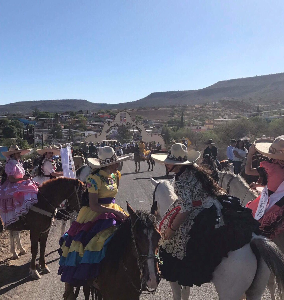 Alondrapb_'s tweet photo. Como cuando estás a media cabalgata pero el chisme está bueno 😅 #bdr17 https://t.co/e6DbM7QBN3