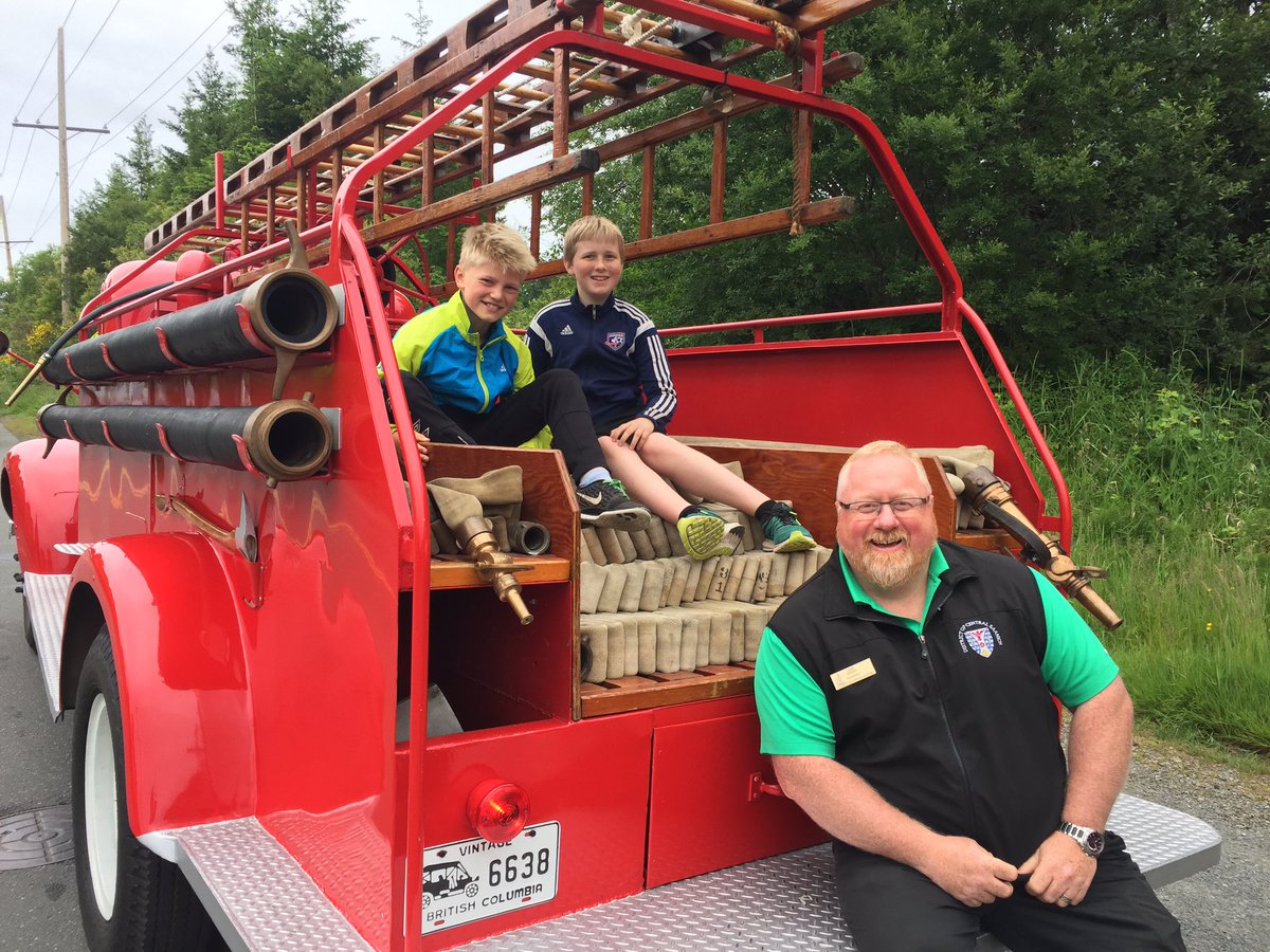 IAmCarlJensen's tweet photo. Great day in #BrentwoodBay Festival Parade w/ @NiallPaltiel, @cspoliceservice & @CSaanichFire! #CSVFD #csaan #saanpen @CSaanich #CSPS https://t.co/SnN1DmoeMn