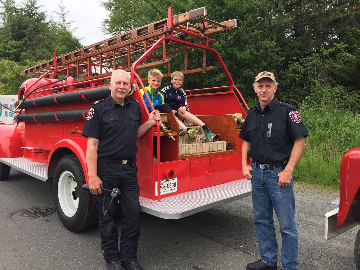 IAmCarlJensen's tweet photo. Great day in #BrentwoodBay Festival Parade w/ @NiallPaltiel, @cspoliceservice & @CSaanichFire! #CSVFD #csaan #saanpen @CSaanich #CSPS https://t.co/SnN1DmoeMn