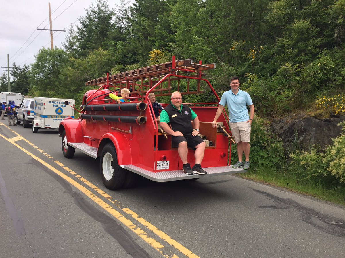 IAmCarlJensen's tweet photo. Great day in #BrentwoodBay Festival Parade w/ @NiallPaltiel, @cspoliceservice & @CSaanichFire! #CSVFD #csaan #saanpen @CSaanich #CSPS https://t.co/SnN1DmoeMn
