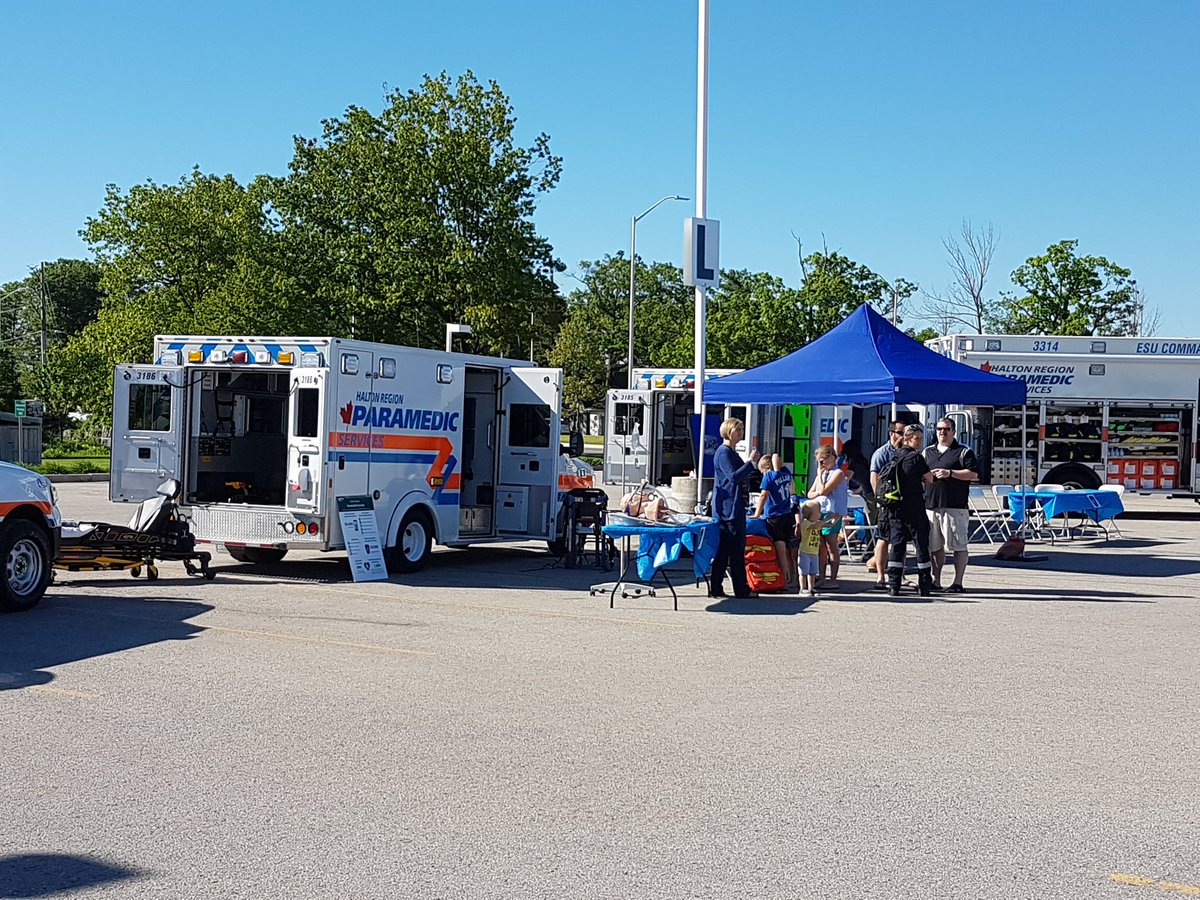 ChiefGSage's tweet photo. What a way to wrap up #psweek2017 and to recognize our paramedics. So proud of the entire @RegionofHalton Paramedic Services team. https://t.co/czXclINX9D
