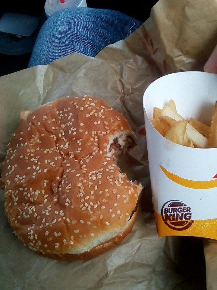 CoonShcam's tweet photo. About to chow down <3 #BurgerKing https://t.co/6ILOlhKQCG