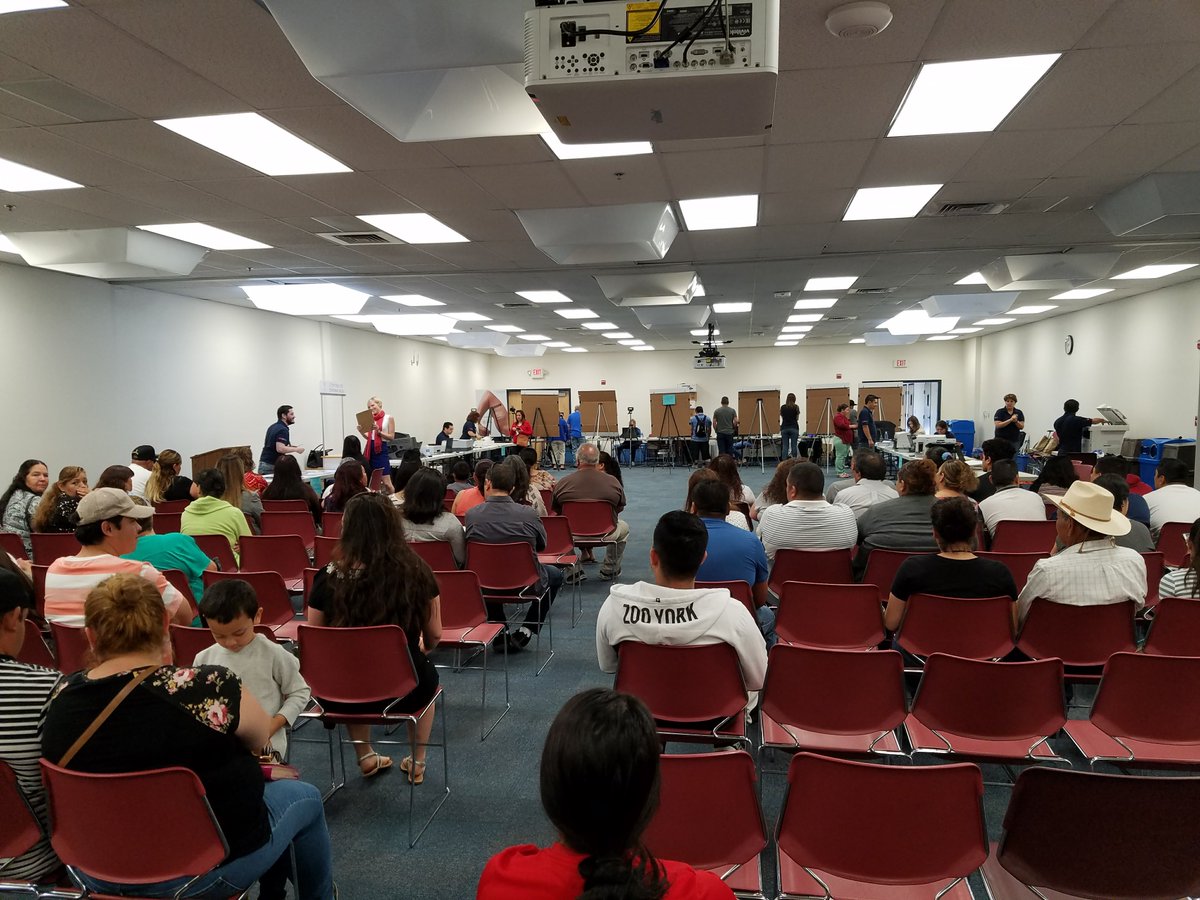 consulmexsac's tweet photo. Thank you to @TheSJCOE for hosting @consulmexsac #MobileConsulate #VAF #FinancialLiteracy en #Stockton with #TodosUnidos @StocktonPolice https://t.co/R6liKgH0WK